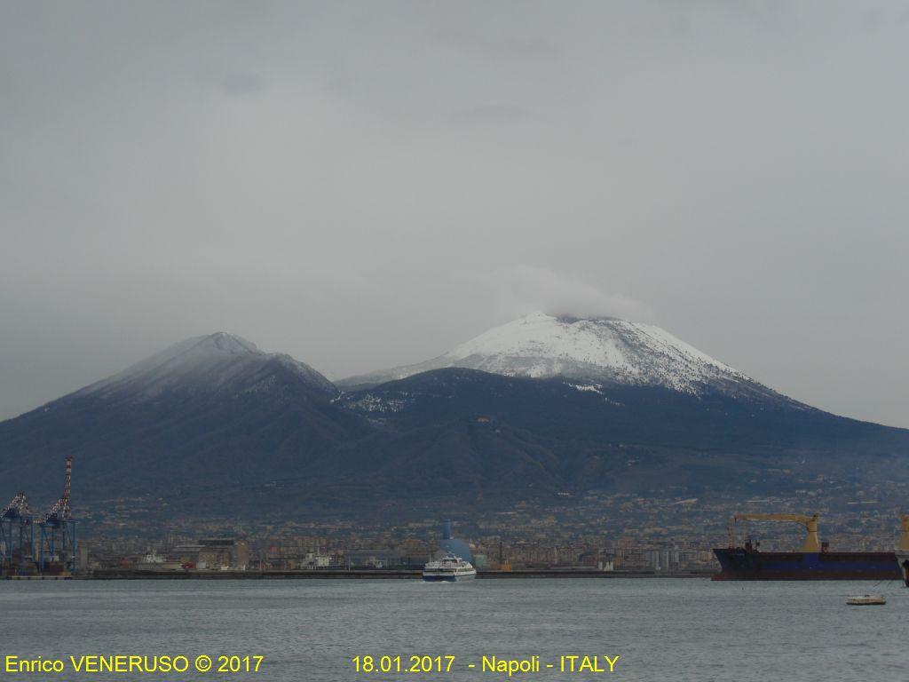 Vesuvio con vetta innevata a Gennaio - Vesuvius with snow-covered peak in January.jpg